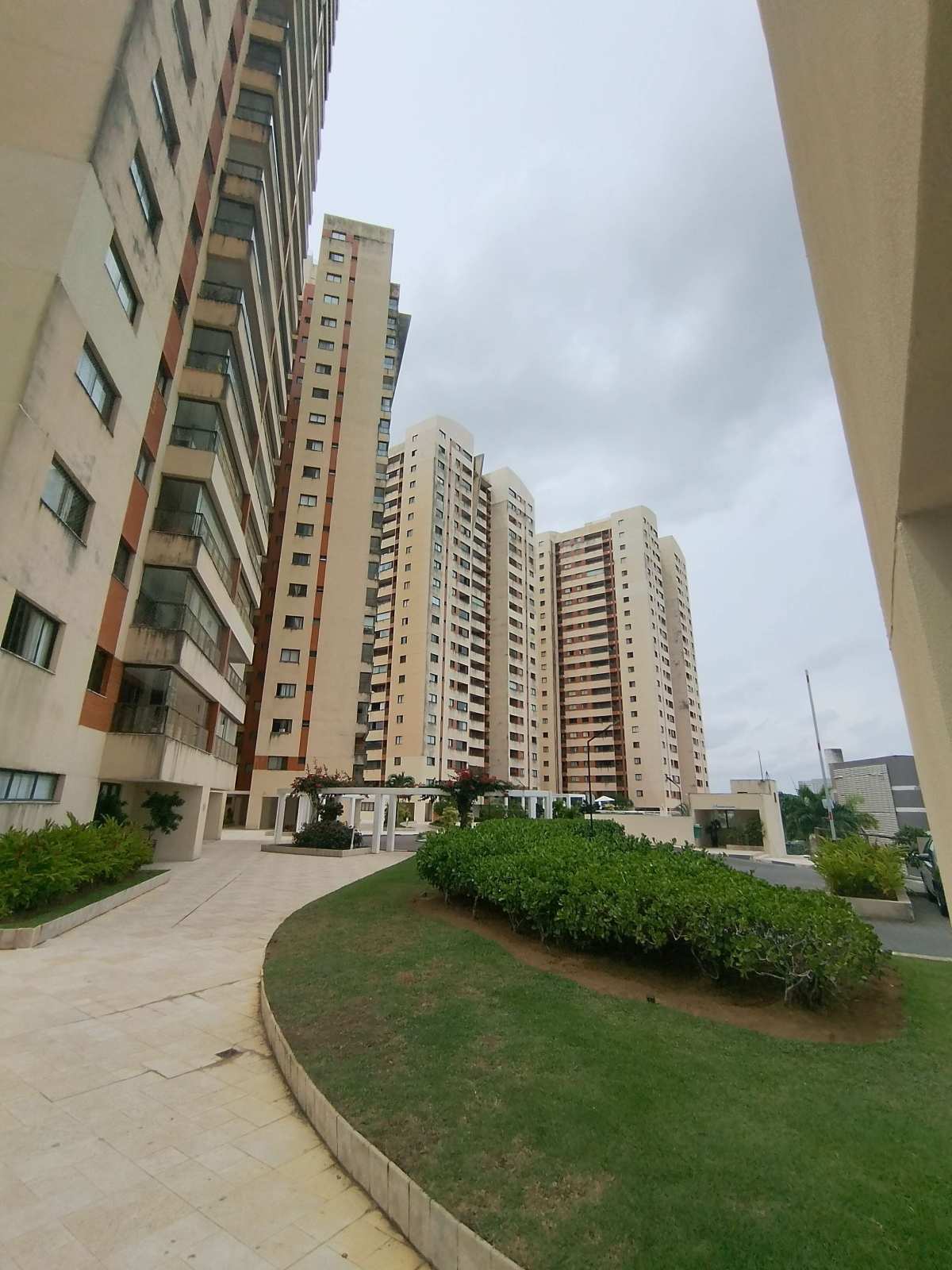 Apartamento Paralela Brisas 2 quartos 68m² Decorado Mobiliado Região Alphaville Patamares Oportunidade - Iuri Imóveis