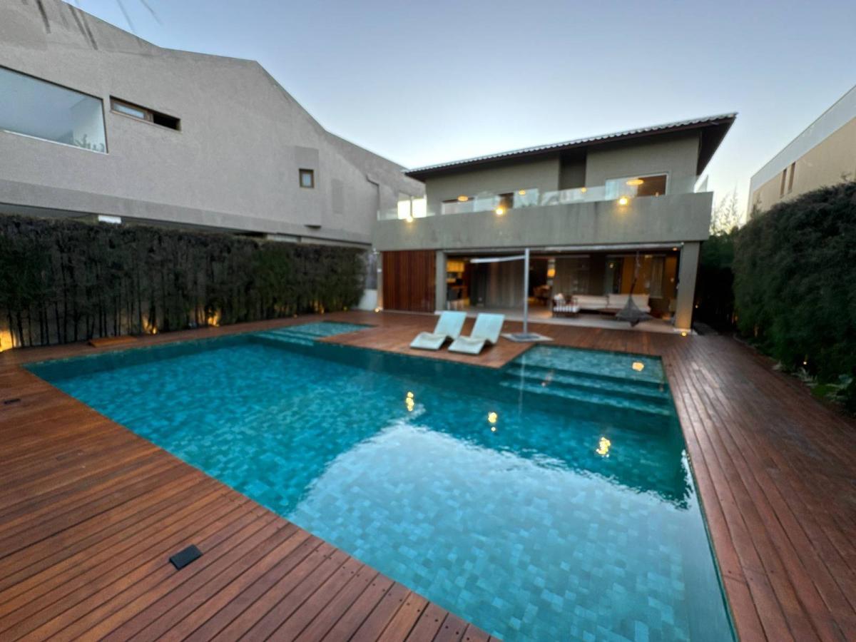 Casa Guarajuba 5 suítes Decorada 600m² Reg. Praia Forte Estrada do Coco Linha Verde Paraíso - Iuri Imóveis