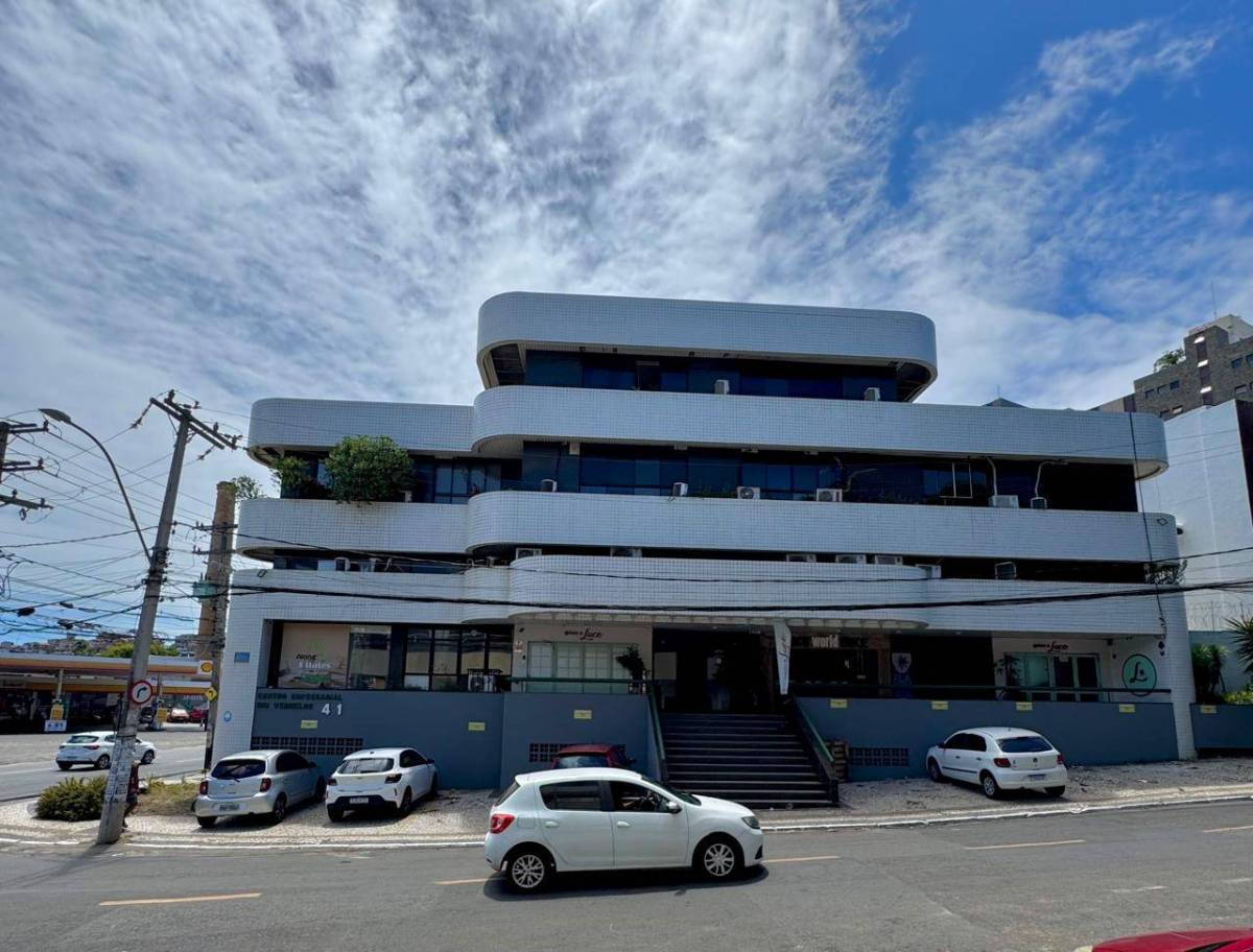 Prédio Comercial Empresarial no Rio Vermelho 476m²  com 5 lojas 8 Salas